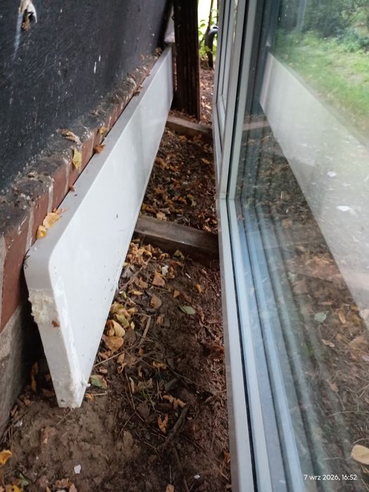 Okno veka z siatką na komary , parapet zewnetrzny