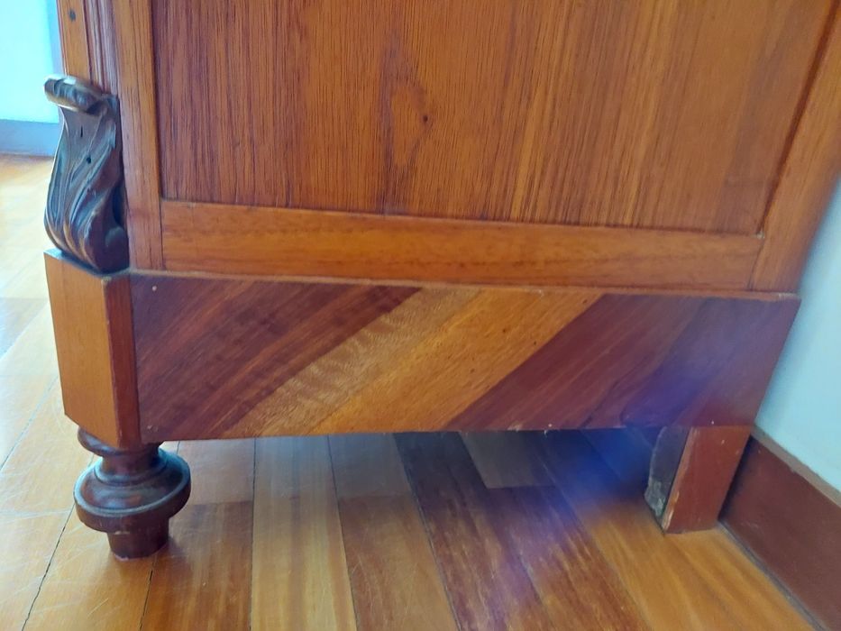 Cómoda antiga de estilo, com ferragens originais cinco niveis de gavet