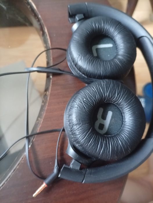 Słuchawki JBL na kabel.