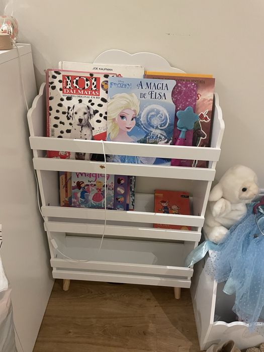 Estante de livros de criança