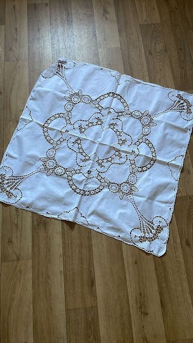 Piękne Dwa Obrusy 79/79 cm wyszywane bialy i w kwiaty cena za dwa