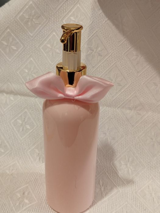 Frasco recarregável rosa.