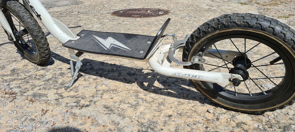 TROTINETE com pneus insufláveis, travões, descanso e outras maravilhas