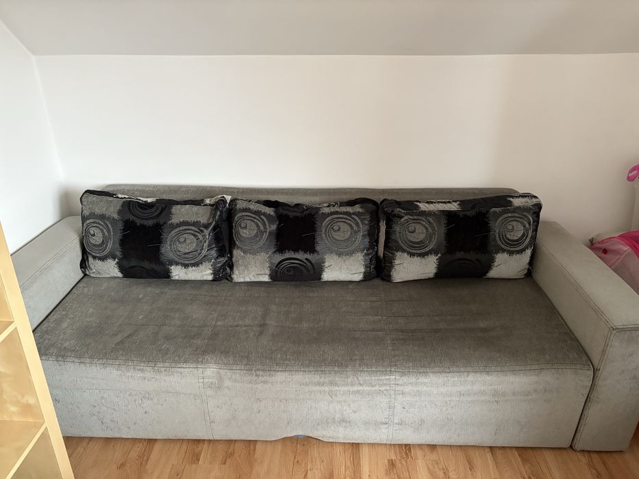 Szara rozkładana kanapa