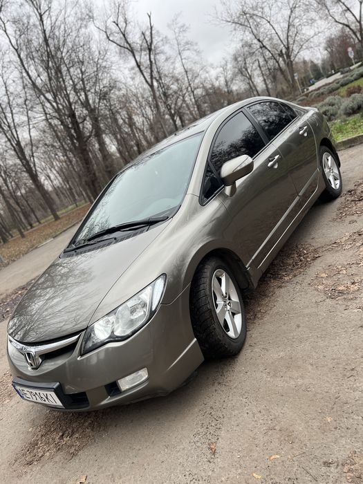 Honda civic 8 механіка 1.8 бензин, повна комплектація