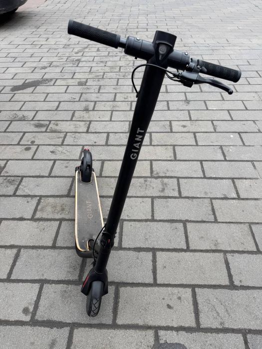 Електросамокат фірми giant