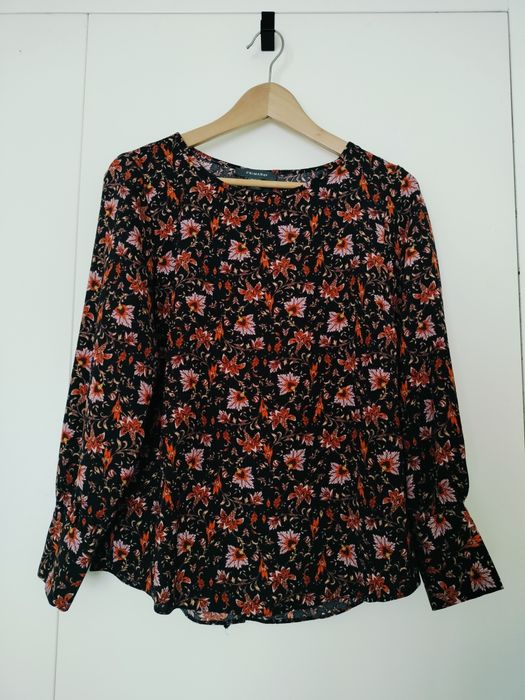 Light blouse with floral pattern • M