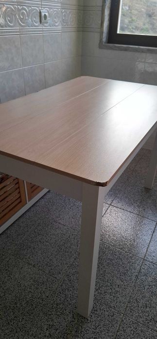 Mesa de cozinha branca e carvalho