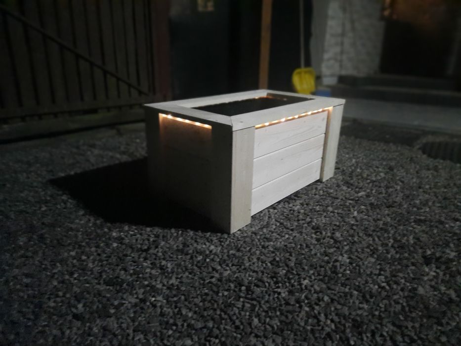 Drewniana donica led