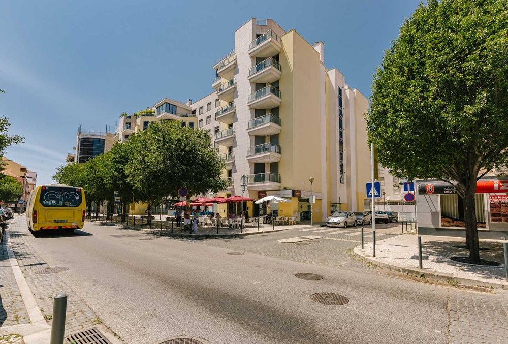 T2 Ed. Alves Redol com terraço, parqueamento e arrecadação.