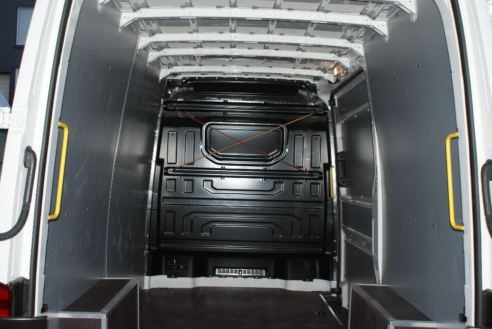 Lekka zabudowa busa z szarego plastiku do samochodu VW Crafter L4H2