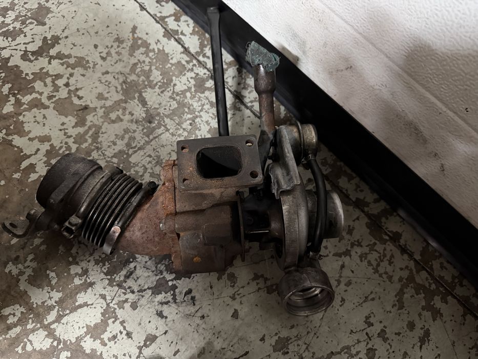Turbos e um coletor de admissão Mercedes W124 2.5 turbo