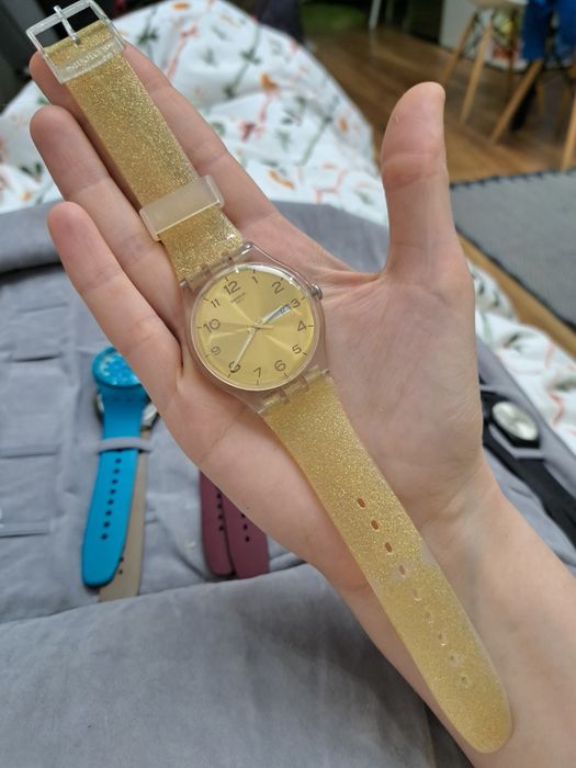 Złoty brokatowy zegarek swatch new gent