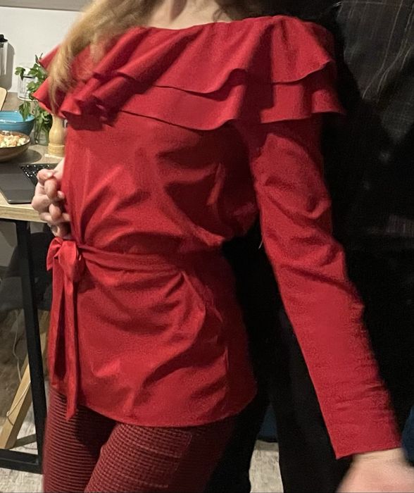 Червона блуза на одне плече