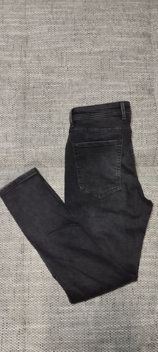 Czarne spodnie 30/30 gumowane z New Yorker