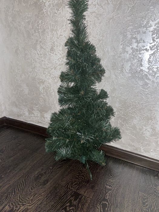 Невелика штучна ялинка на підставці (50/60 см)