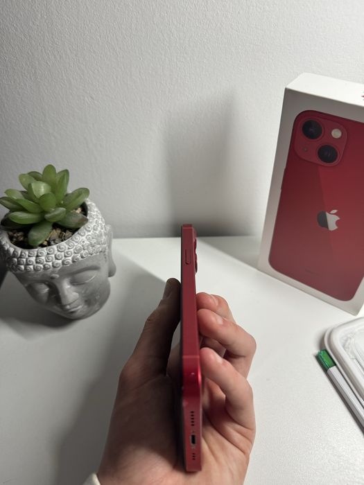 Iphone 13 product red