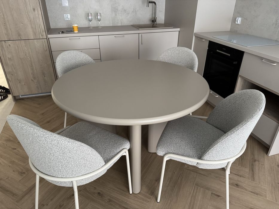 Stół okrągły SKLUM Loulou beżowy – 120cm, jak nowy