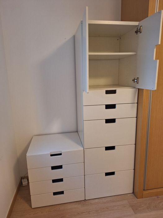 Camiseiro e cómoda branca