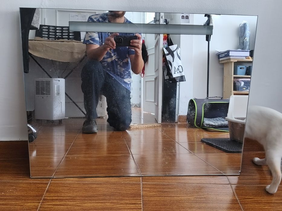 Espelho com luz integrada. Pequenos defeitos