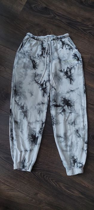 Spodnie dresowe damskie tie dye biało-szare Bershka XS