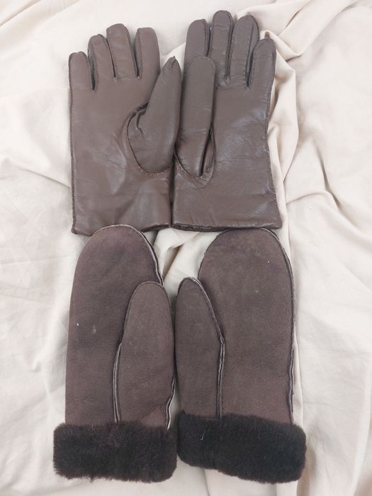 2 pares de luvas castanhas em pele