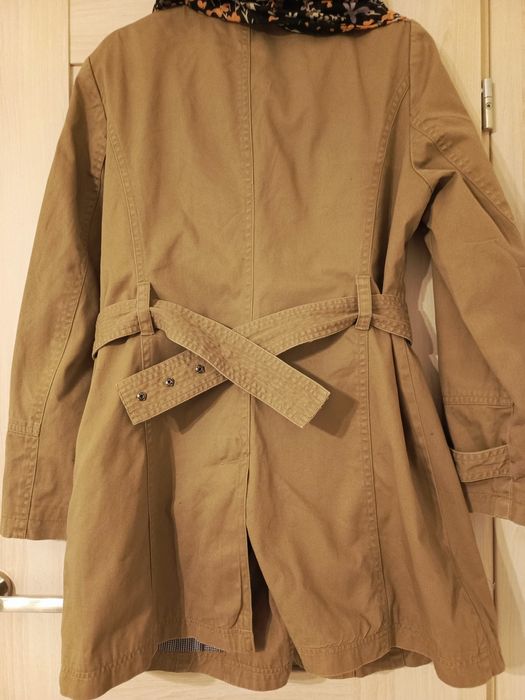 Płaszcz wiosenny z paskiem regulowanym