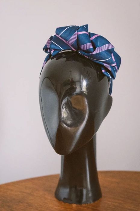 Opaska handmade z krawatów – unikatowy fascynator upcycling