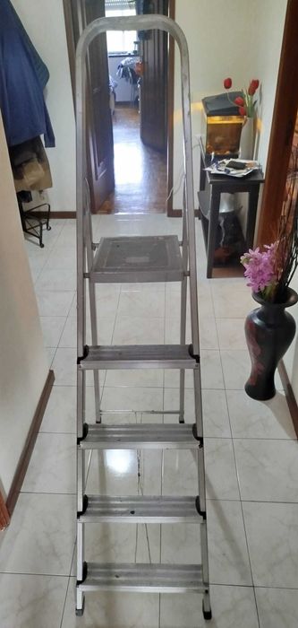 Escadote de alumínio com 5 degraus