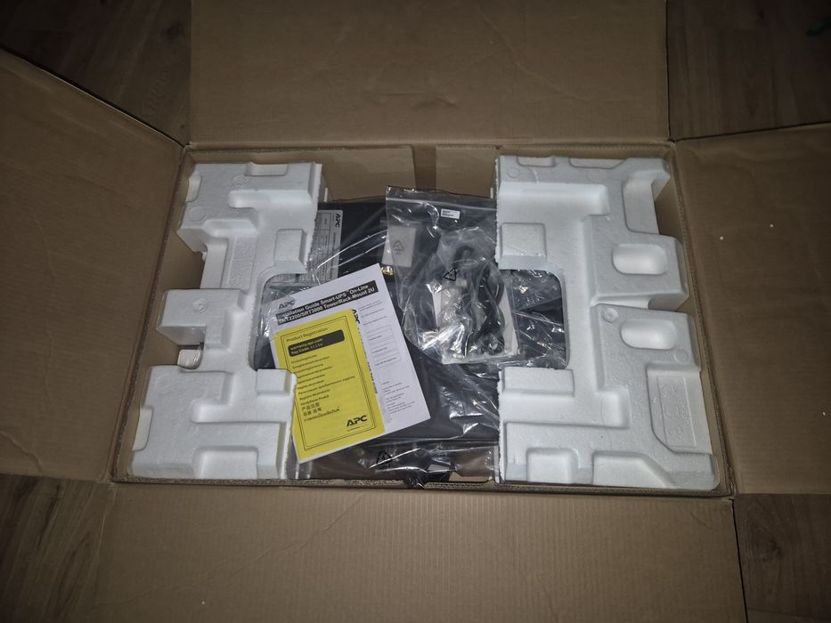 APC Smart-UPS SRT 3000VA (SRT3000XLI).