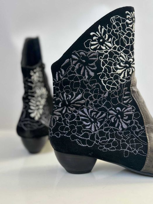 Botki haftowane Think! haft witch wednesday goth lolita kwiaty
