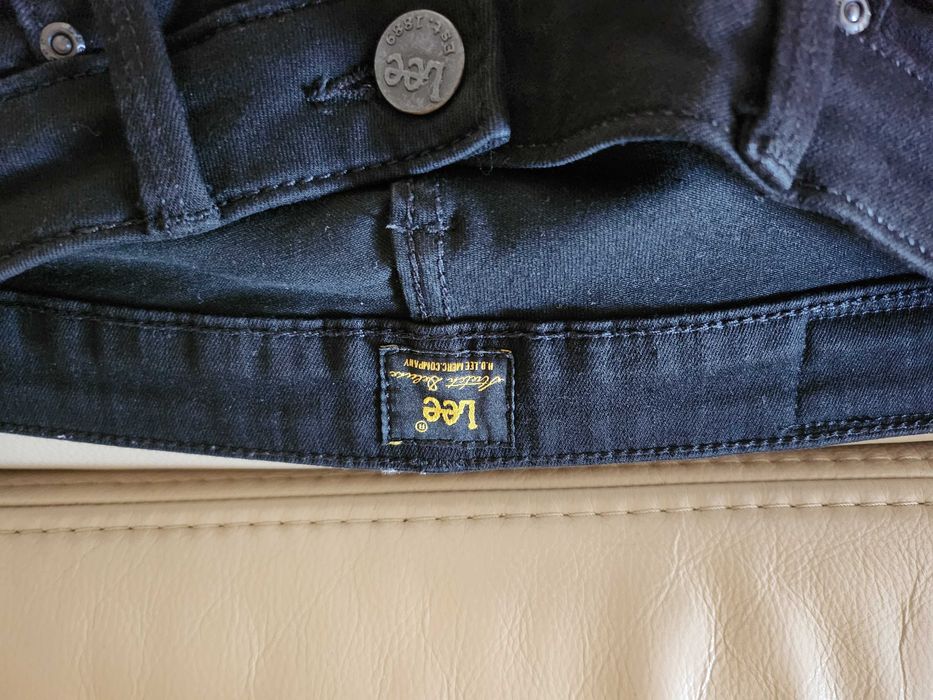 Czarne spodnie jeansowe Lee.