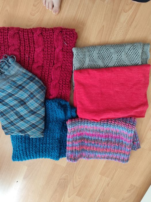 Zestaw czapek i kominów