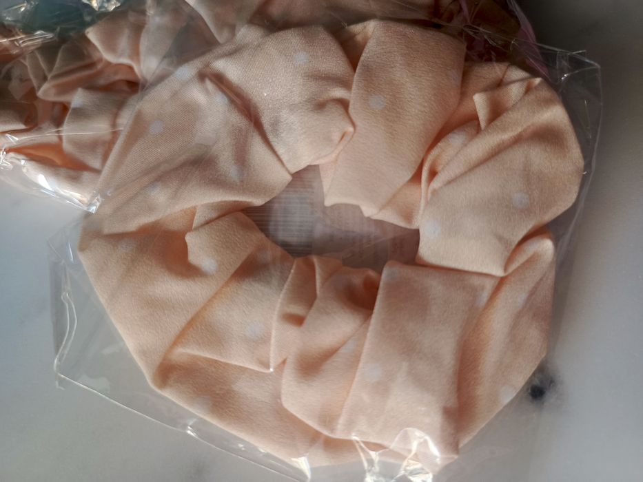Scrunchies pastelowa kropeczki gumka do włosów z materiału miękka