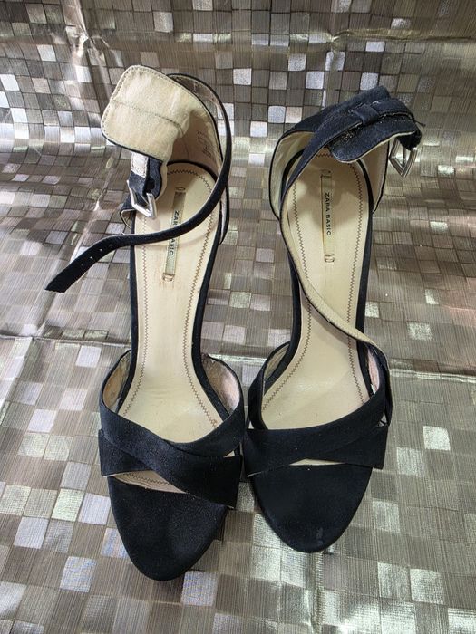 Sandálias de salto alto pretas da marca Zara Basic com tiras cruzadas e fecho no tornozelo