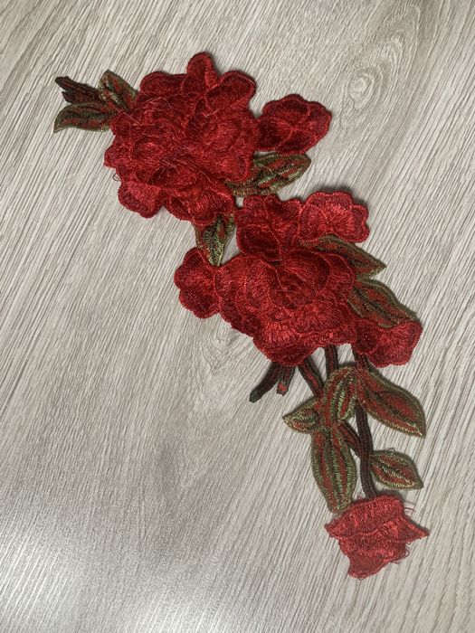 Haftowana naszywka róża 3D