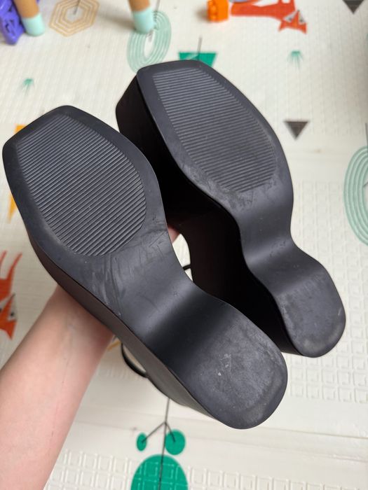 Босоніжки чорні на платформі 38 розмір сатин