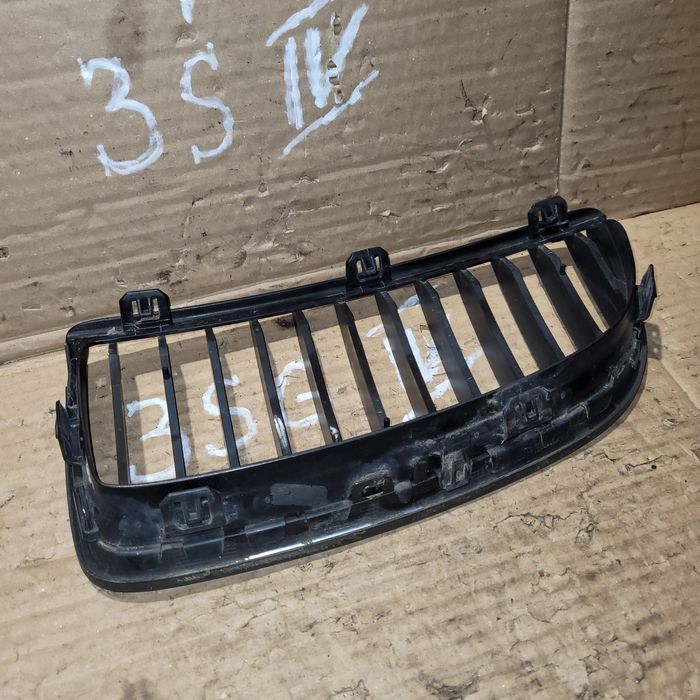 Grill atrapa nerka zderzaka przód prawa BMW Serii 3 E90 E91 2007r