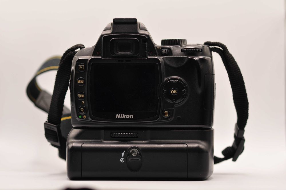 Nikon D60 + Punho Vertical/Grip + 2 Baterias – Excelente Estado  (19k disparos)