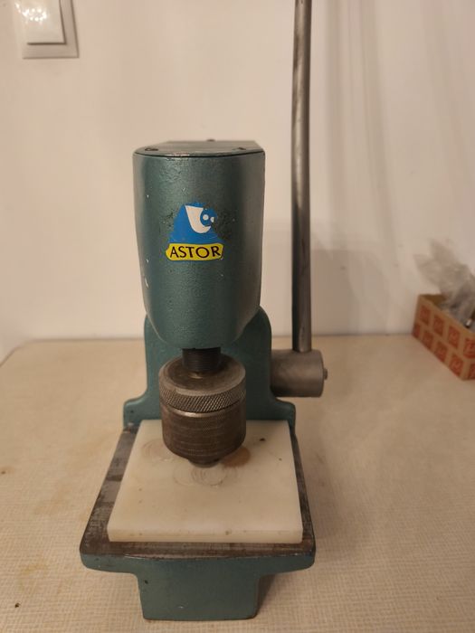 Astor 53 maszyna do produkcji guzików powlekania + wycinarka łatek