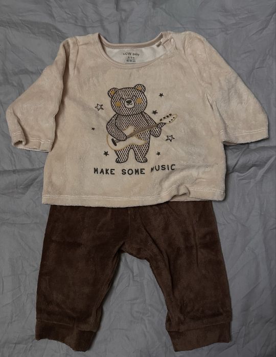 Продам детский велюровый костюм.