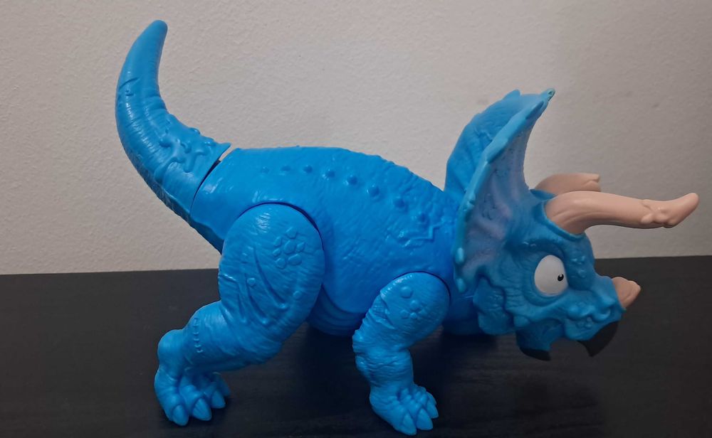 dinossauro triceratops grande