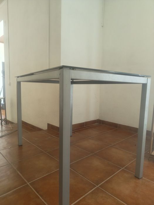 Mesa com tampo de vidro