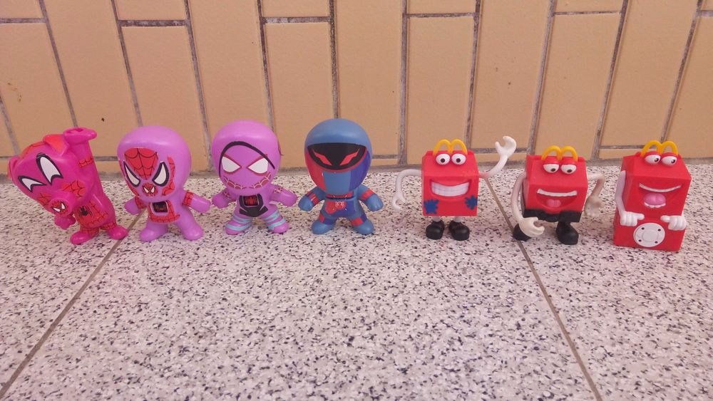 Bonecos e figuras de várias coleções