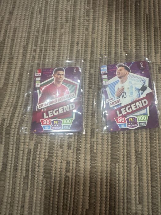 Cromos de 2022 relíquia. Lionel Messi legend e Cristiano Ronaldo legend. Inclui plástico de guardar cartas raras