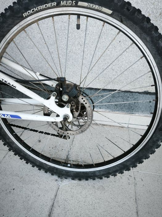 Bicicleta BTT travões de disco e amortecedores