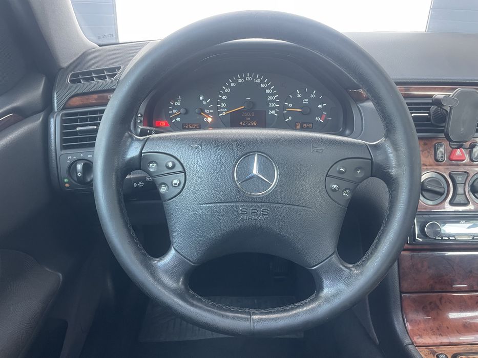 Mercedes-Benz E 220 — fotografia 12
