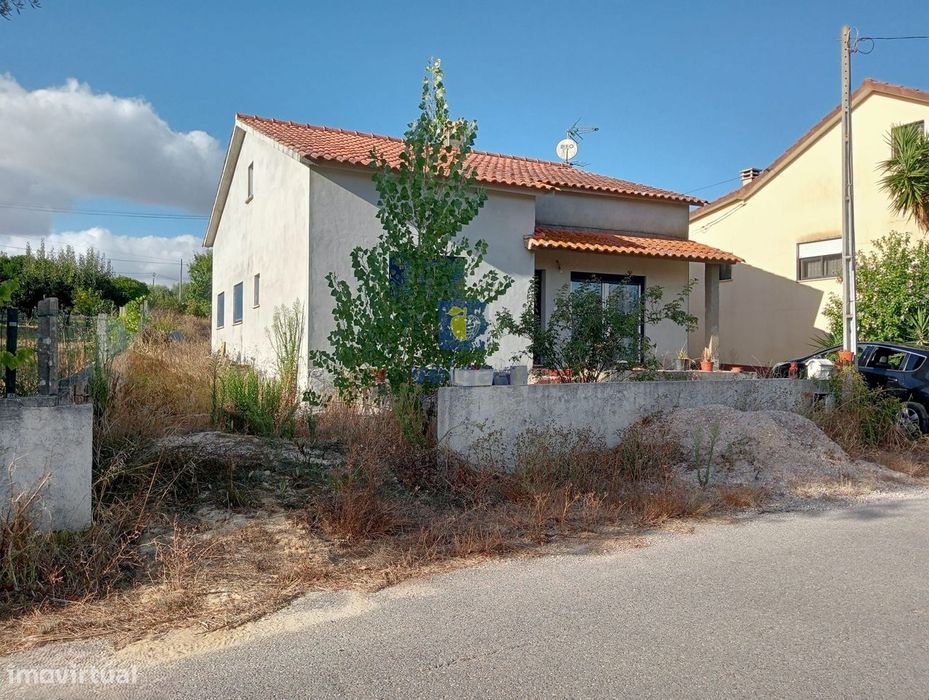 Moradia térrea isolada T3 em Vila Cã, Pombal, com sótão e terreno com