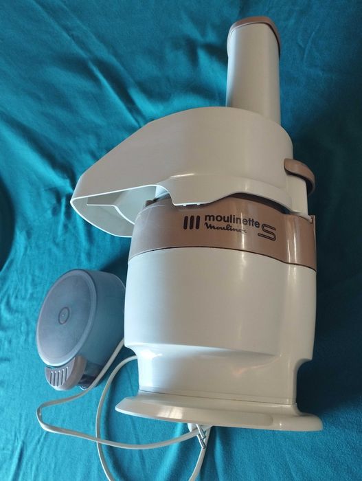 Picadora elétrica Moulinex Moulinette S, com design retro e acabamento em tons neutros