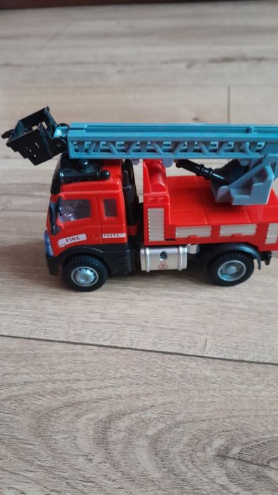 Wóz strażacki z wysuwana drabiną.